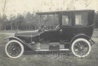 Fiat 58.jpg - Firma Broederlet verkocht vanuit de 1e Dorpsstraat diverse oude auto's waaronder deze: Fiat. Eigenaar auto: Jhr. V. Tets v. Goldschalksoord, ( Huize Valckenbosch). Opname tussen 1910-30